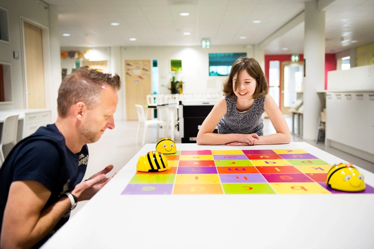 Op De Spoorzoeker ontwikkelen kinderen vanaf groep 1 ICT-vaardigheden en leren programmeren.
